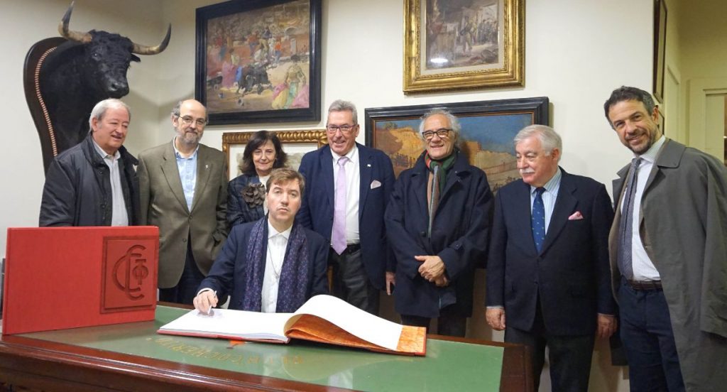 Albert Serra desgrana el alma de “Tardes de Soledad” en un coloquio en el Club Cocherito de Bilbao