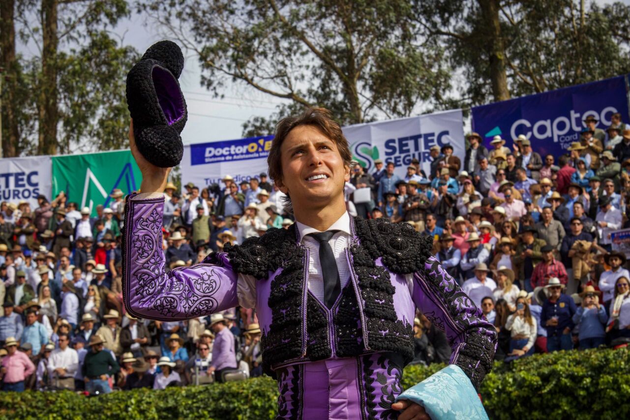 Roca Rey triunfa en la inauguración de Machachi y sale a hombros tras cortar tres orejas