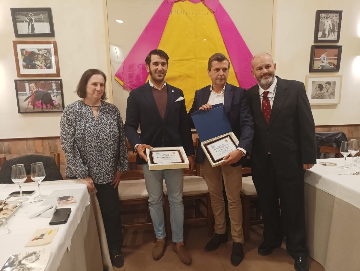 Álvaro Oliver y Fernando Sánchez reciben el Trofeo Doctor Claramunt como subalternos más destacados de Hogueras