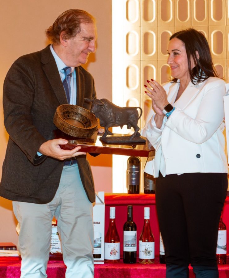 Antonio Bañuelos, Presidente de la entidad recogió el galardón de manos de Remedios Lajada, alcaldesa de la localidad