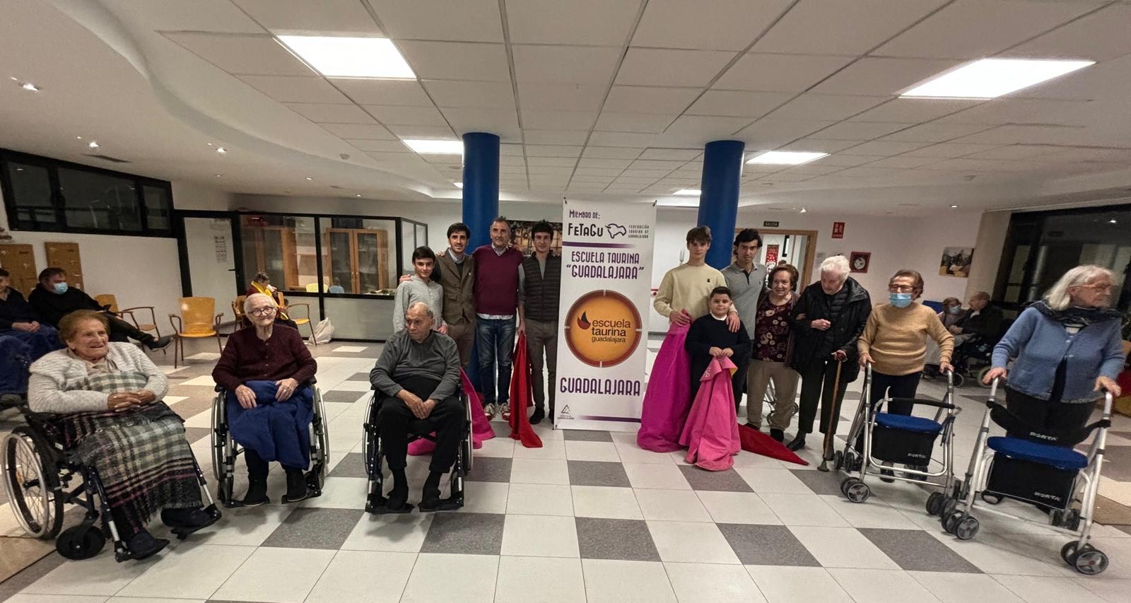 La Escuela Taurina de Guadalajara acerca el toreo de salón a la Residencia Virgen de la Salud