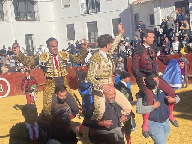 García Santos, Israel Guirao y Yuste Varela, a hombros en la novillada en Dólar