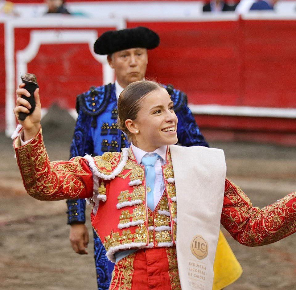 Olga Casado se erige triunfadora en la tarde joven de Manizales con una oreja de ley