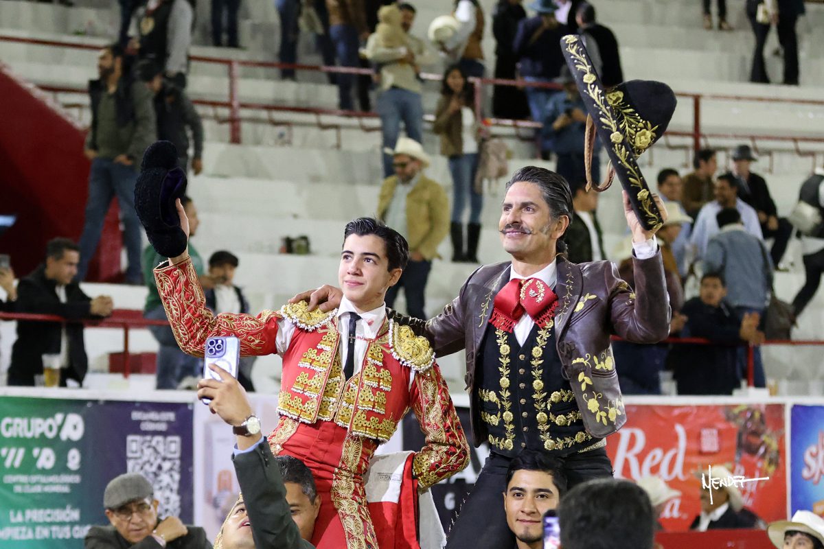 Un rotundo Marco Pérez sale a hombros con Emiliano Gamero en León