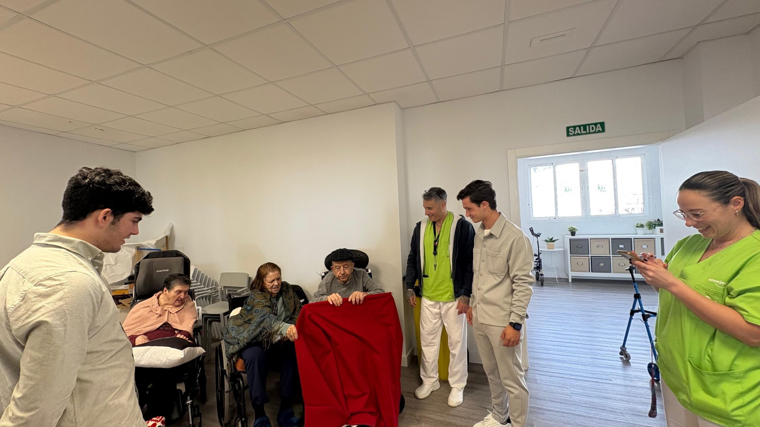 Diálogo, tauromaquia y memoria: los novilleros linenses llevan su toreo a la Residencia Asansull