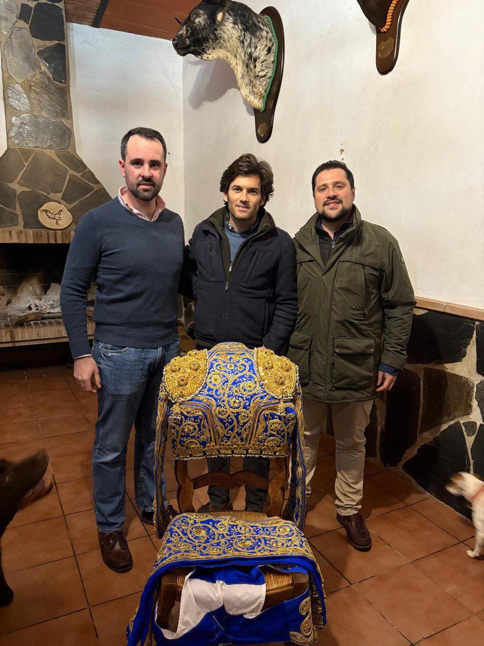 José Garrido dona un vestido de luces a la Virgen del Silencio de Azuaga