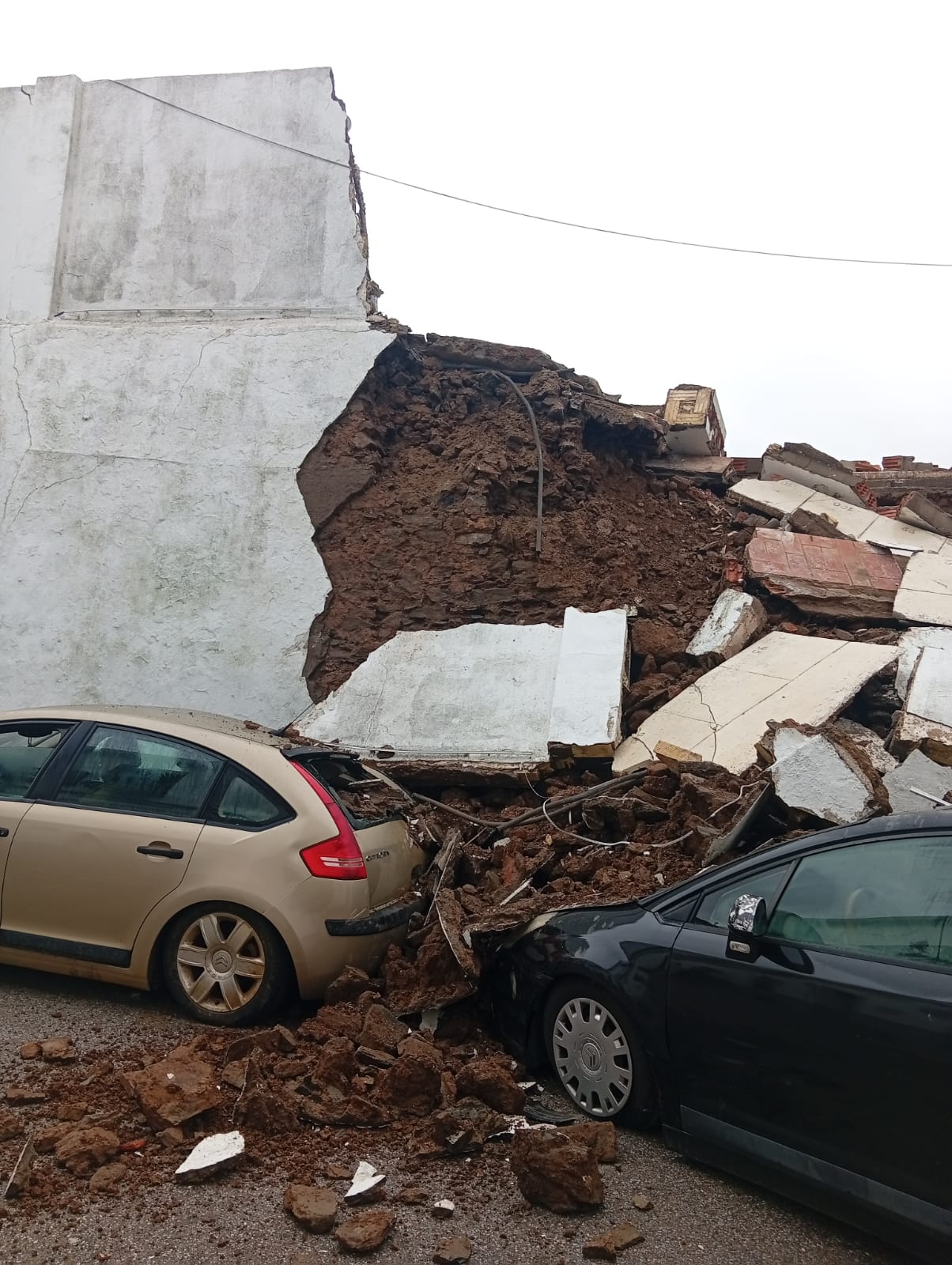 Desplome de la plaza de toros de Cabeza la Vaca por las fuertes lluvias