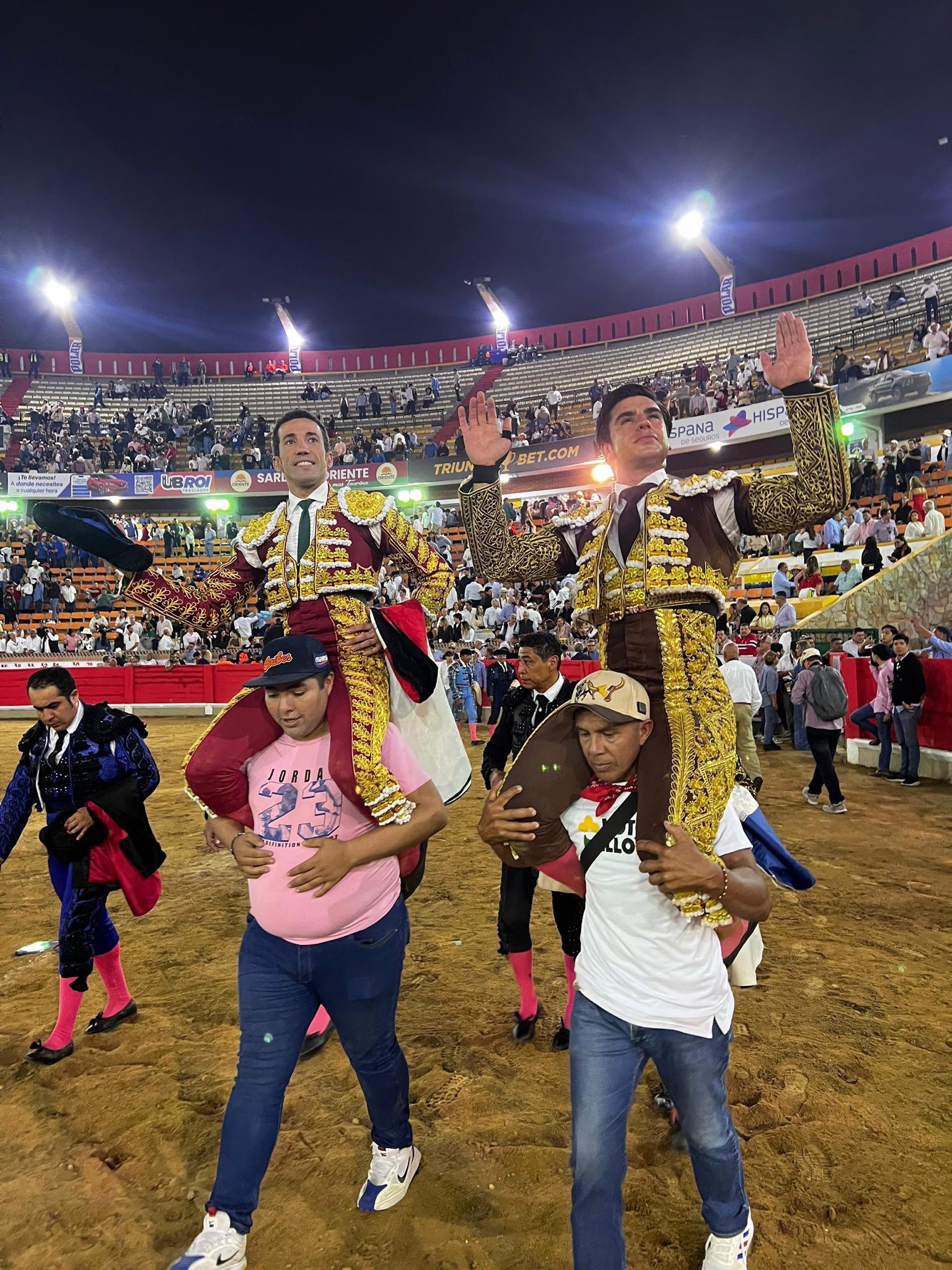 Miranda y Colombo salen a hombros en una tarde de entrega más que de toros en San Cristóbal