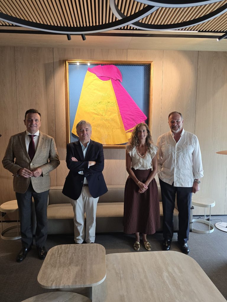 Sevilla descubre un capote pintado por Fernando Botero tras más de veinte años oculto