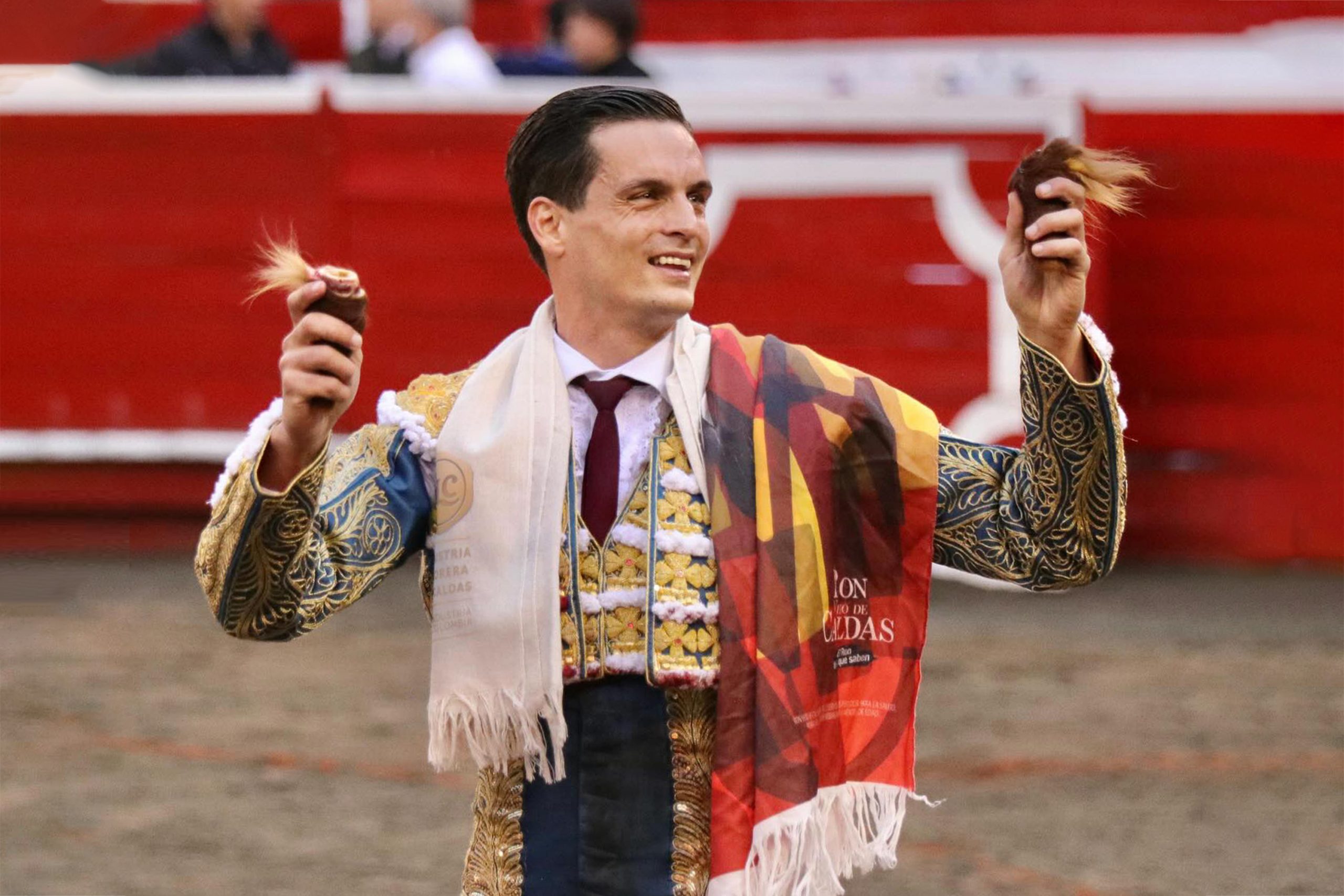 David Galván impone su valor en el arranque de Manizales y corta dos orejas bajo la lluvia