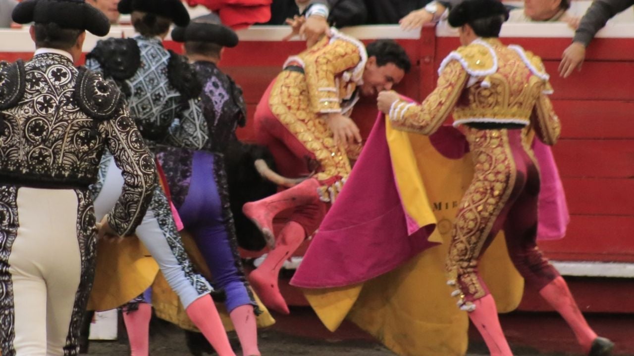 Juan de Castilla sufre una cornada en el muslo derecho y una fractura abierta de tibia en Manizales