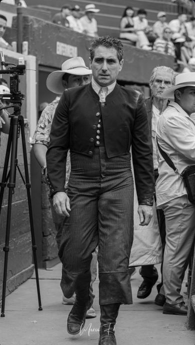 Serna corta una oreja en Acho pese a una grave fractura en la rodilla