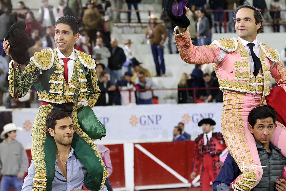 Juan Pablo Sánchez y Héctor Gutiérrez a hombros en la segunda de la Feria de León