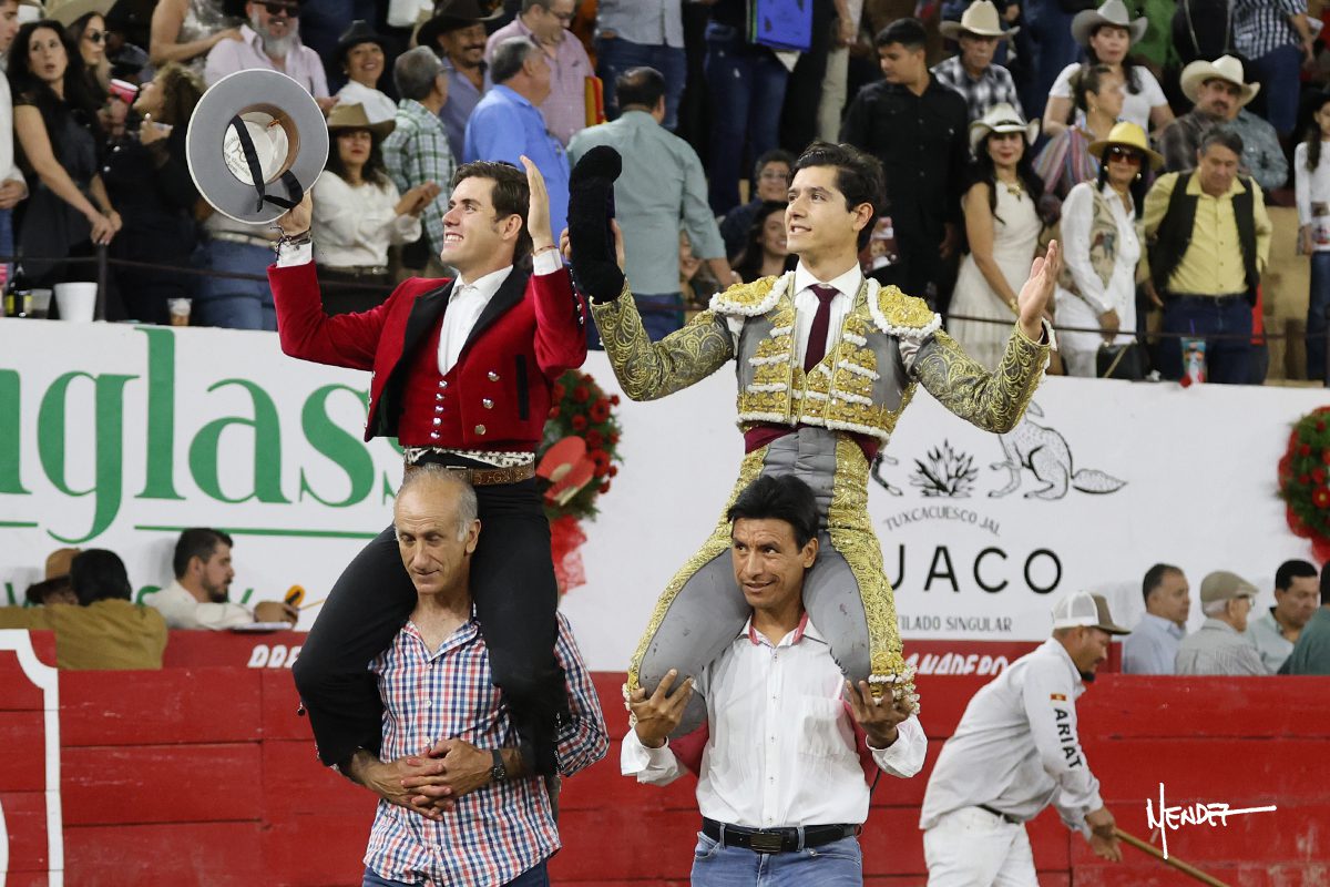 Guillermo Hermoso y Luis David inician el Carnaval de Autlán de la Grana saliendo a hombros