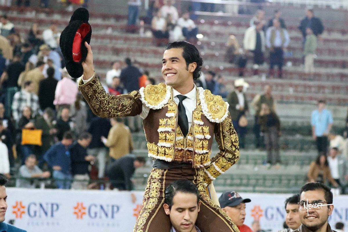 Un firme Diego San Román se consagra en Guadalajara como torero consentido saliendo a hombros