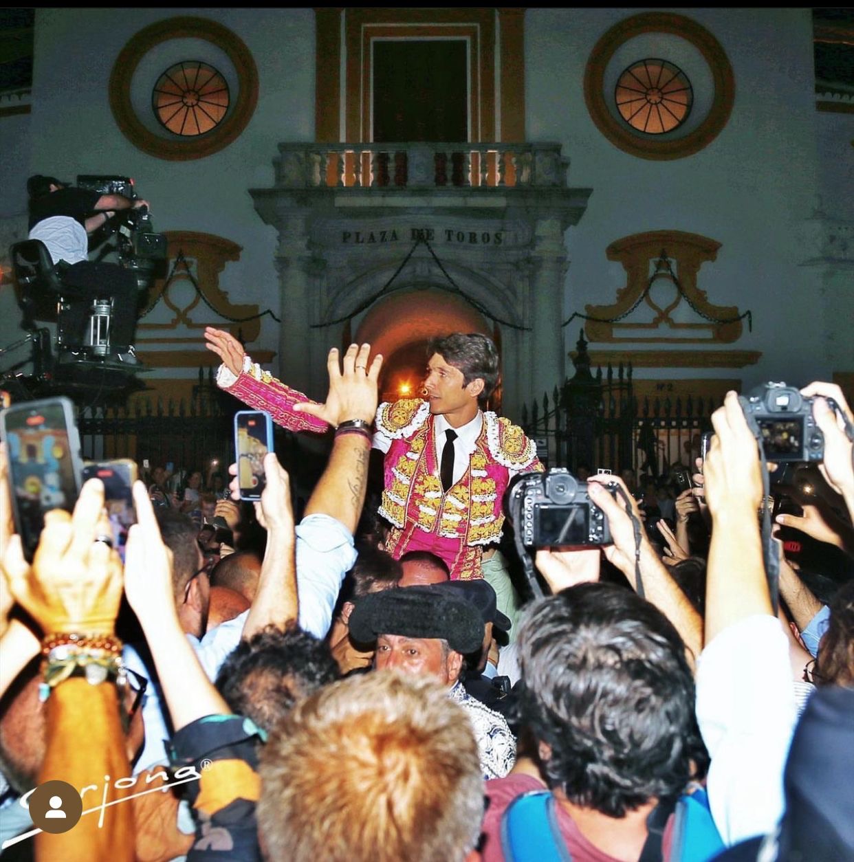 Castella dona a la Maestranza el traje de la Puerta del Príncipe