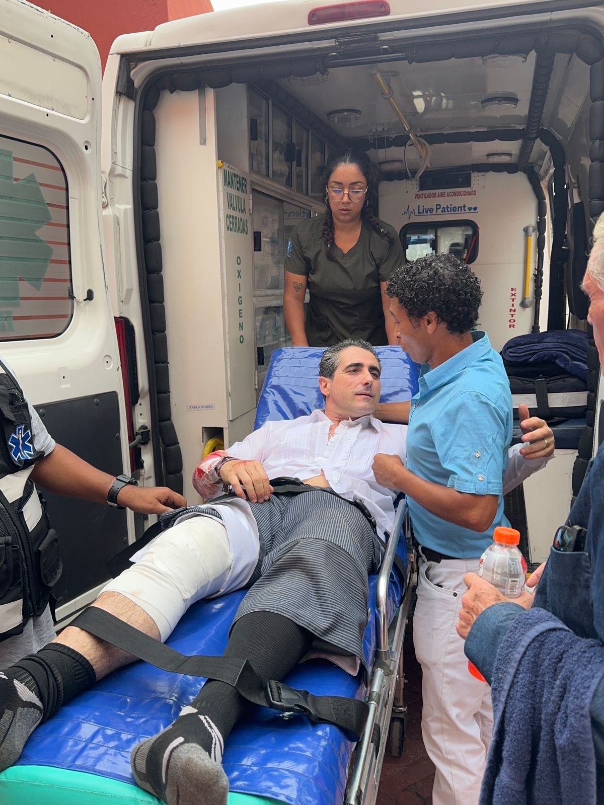 Emilio Serna, cogido en Acho y vuelve al ruedo para cortar la primera oreja del festival