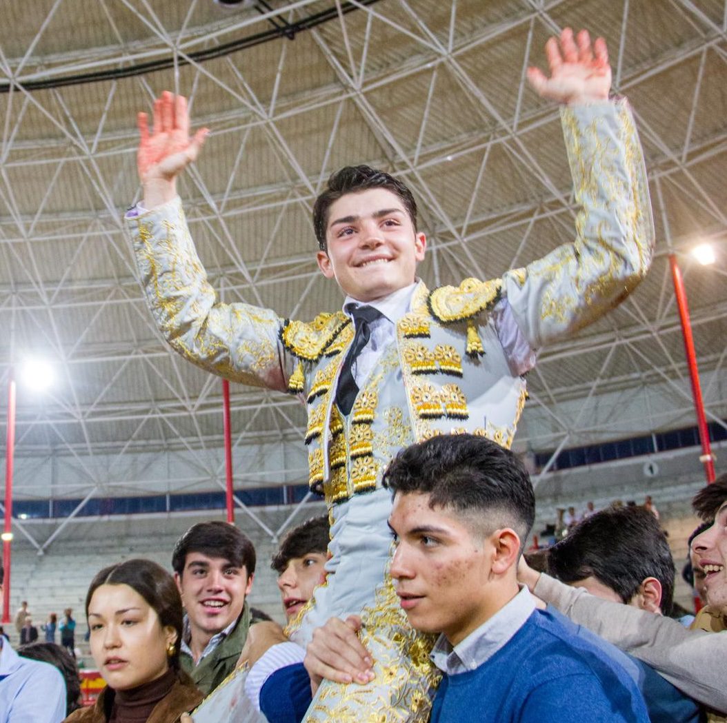 Rubén Vara golpea primero en Valdemorillo y sale a hombros en la primera semifinal de Kilómetro Cero