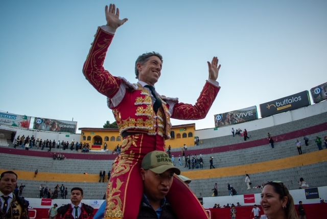 Escribano firma una tarde de poder y abre la puerta grande en Ambato
