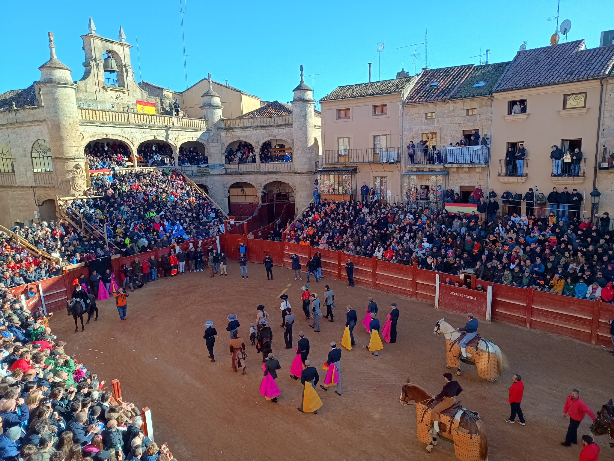 Urdiales, Aguado y El Mene tocan pelo en un festival condicionado por el viento en Ciudad Rodrigo