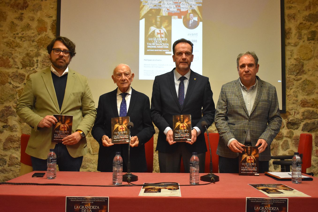 Cartagena se vuelca con la presentación del libro La grandeza de la Tauromaquia, de Antonio Martínez Iniesta