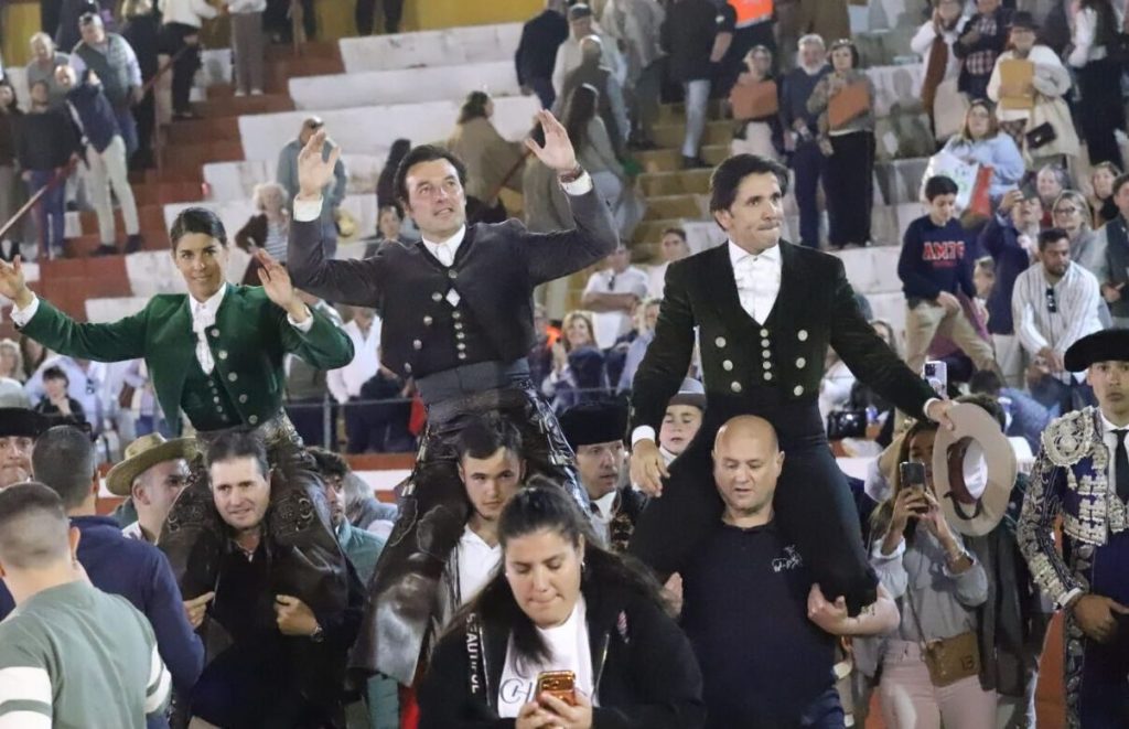 Écija se rinde al rejoneo: pleno de trofeos para Vicens, Ventura y Cartagena