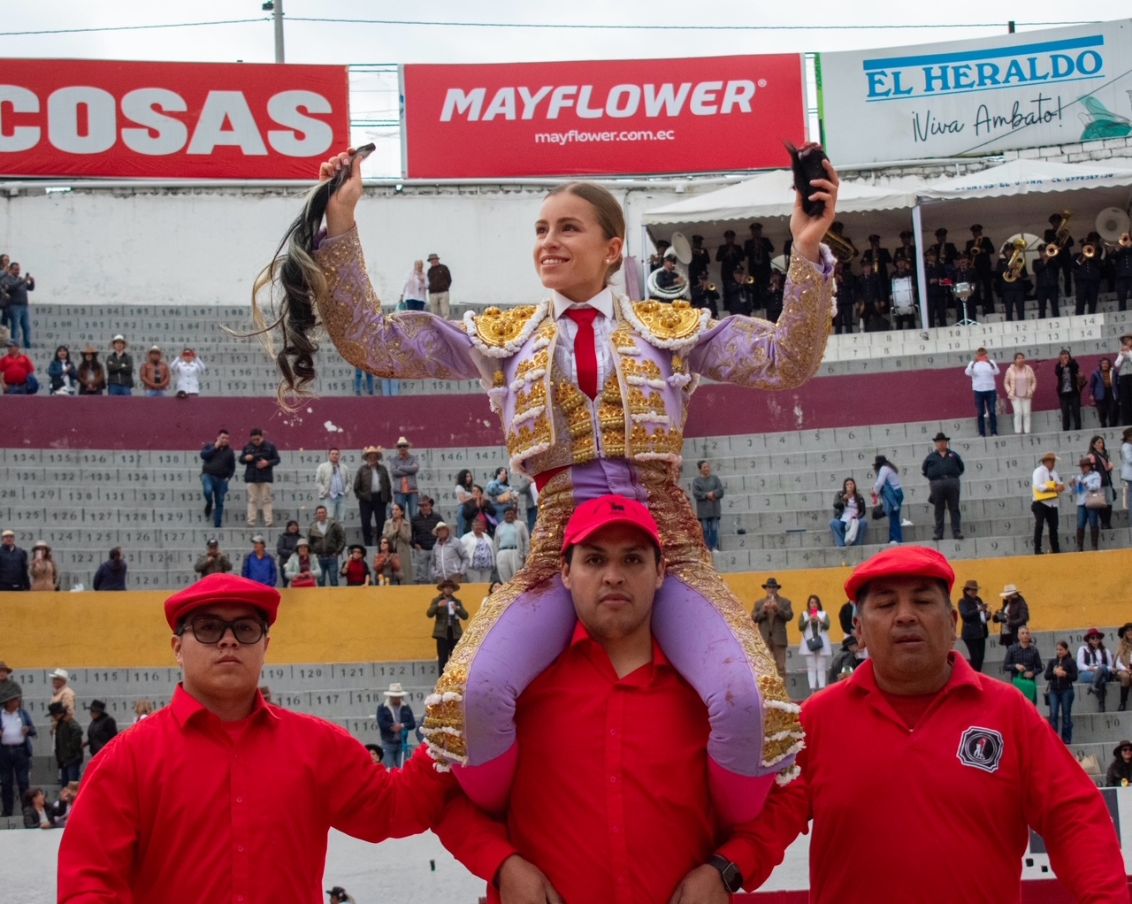 Olga Casado indulta a “Luctuoso” y deslumbra en el arranque de la feria de Ambato