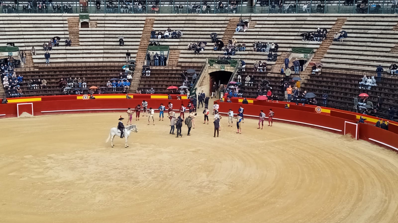 Sigue la novillada sin caballos que abre las Fallas en directo