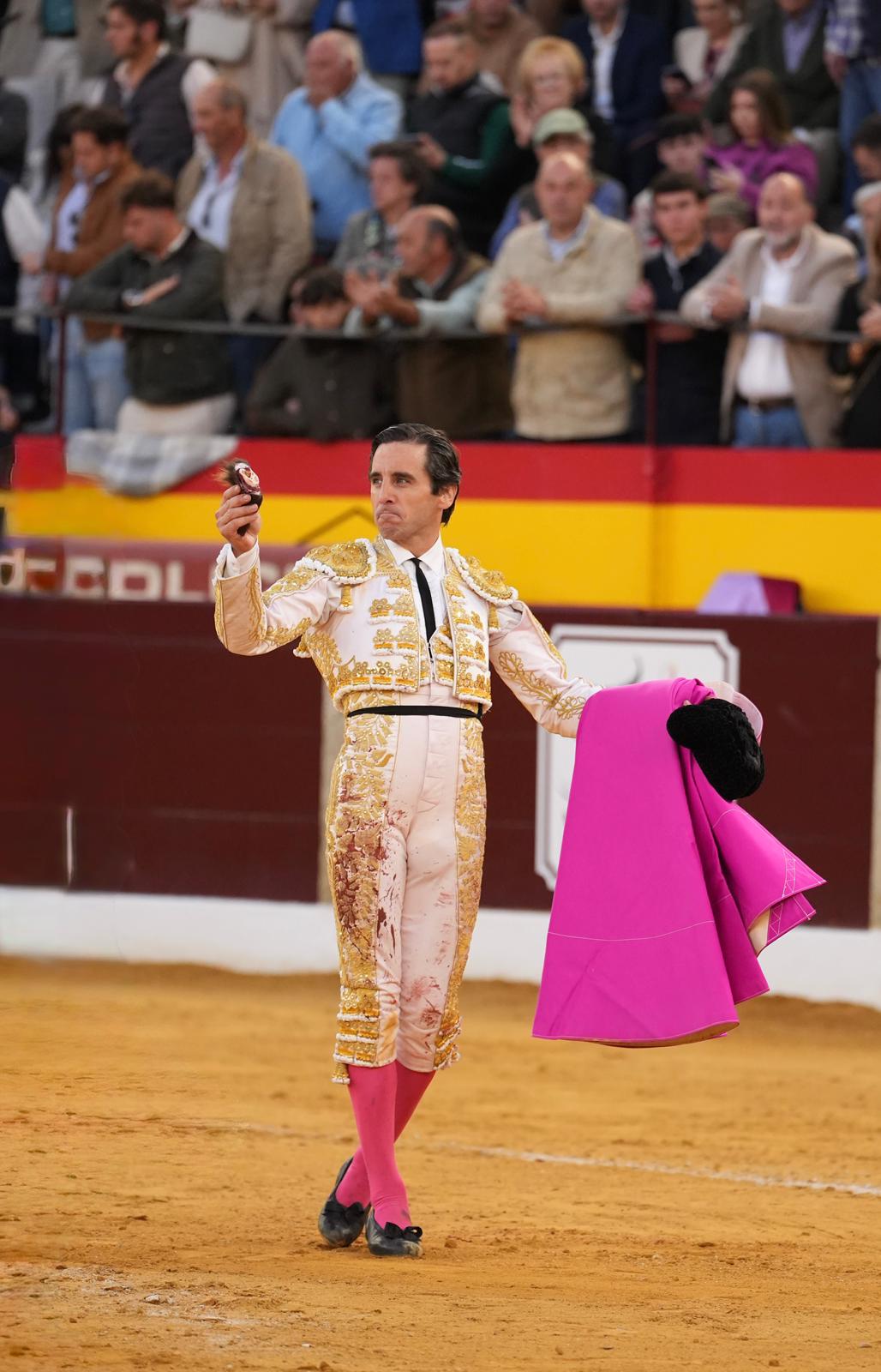 Juan Ortega se impone al quinto y pasea una oreja