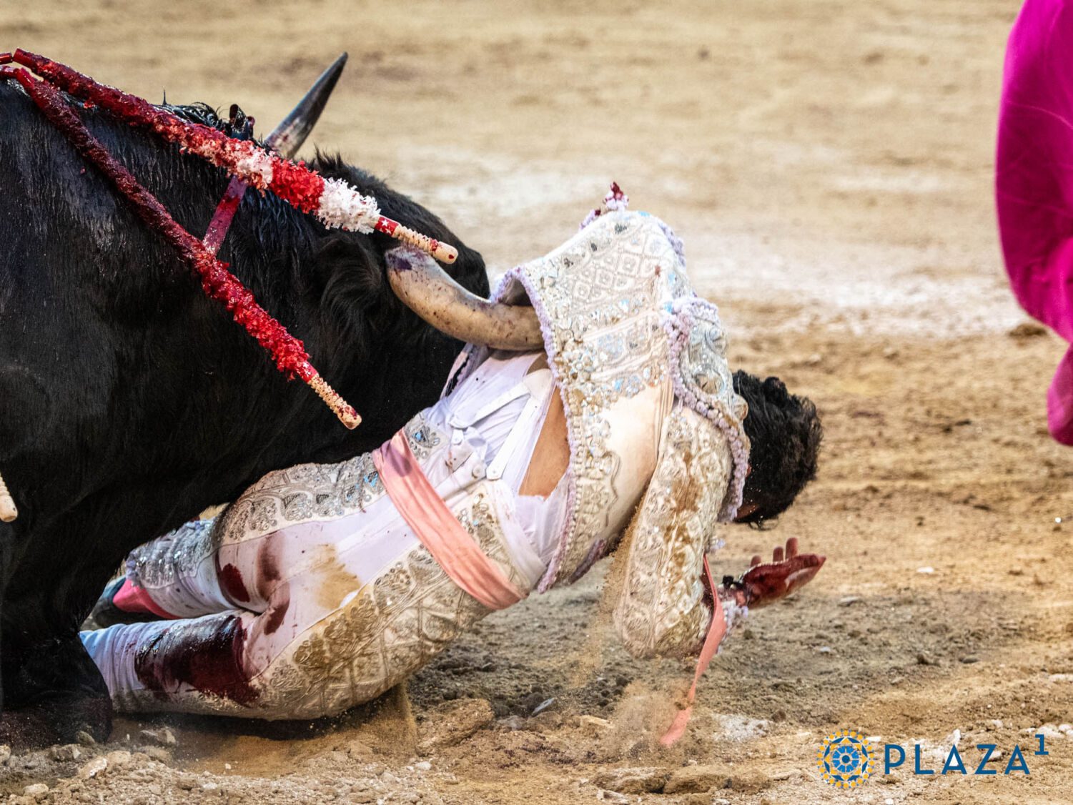 Grave cornada a Cristian Pérez en Las Ventas: herida de 20 centímetros con afectación de la arteria tibial