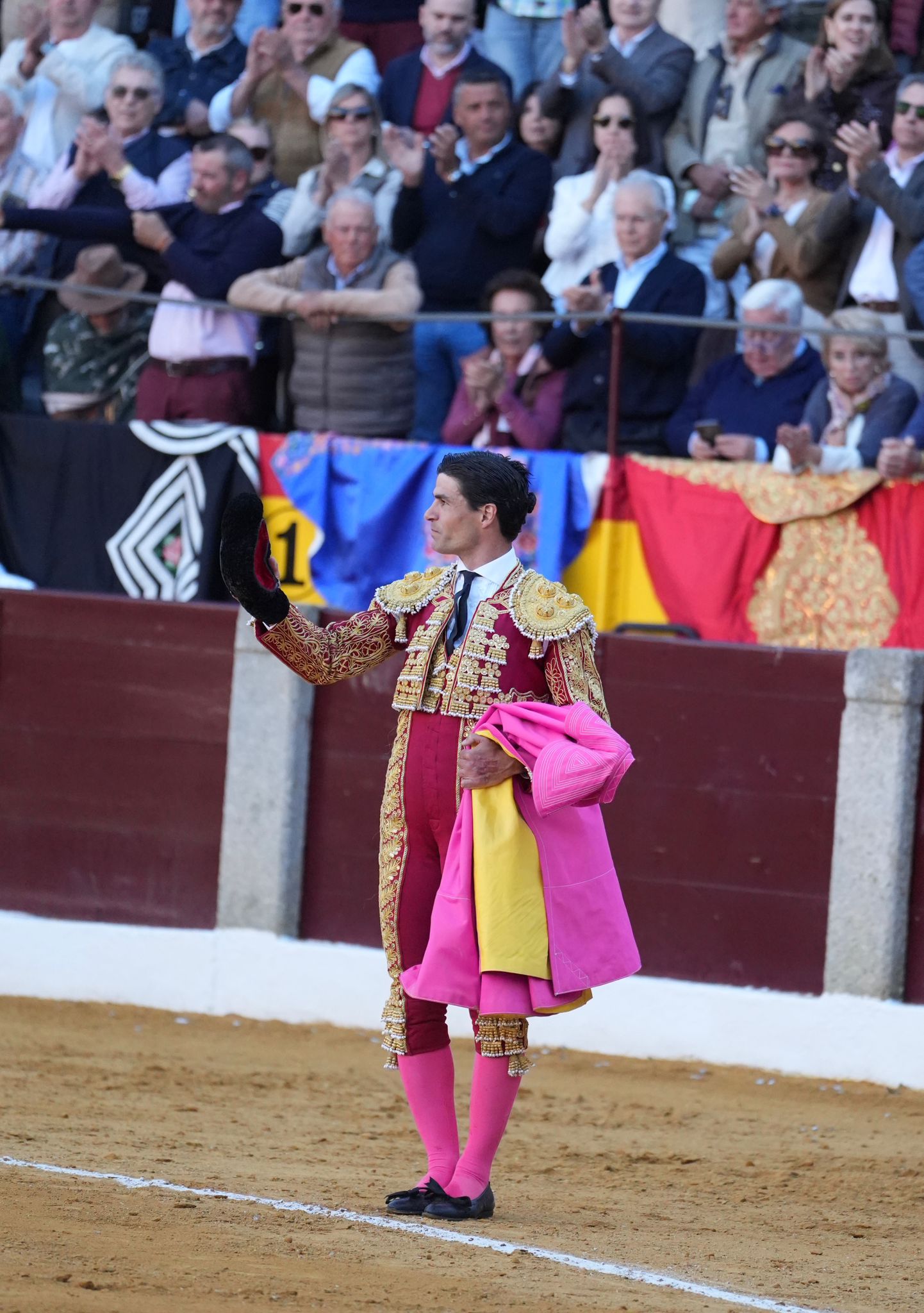 Aguado intenta dominar al primero pero la falta de fuerzas del toro limita la faena