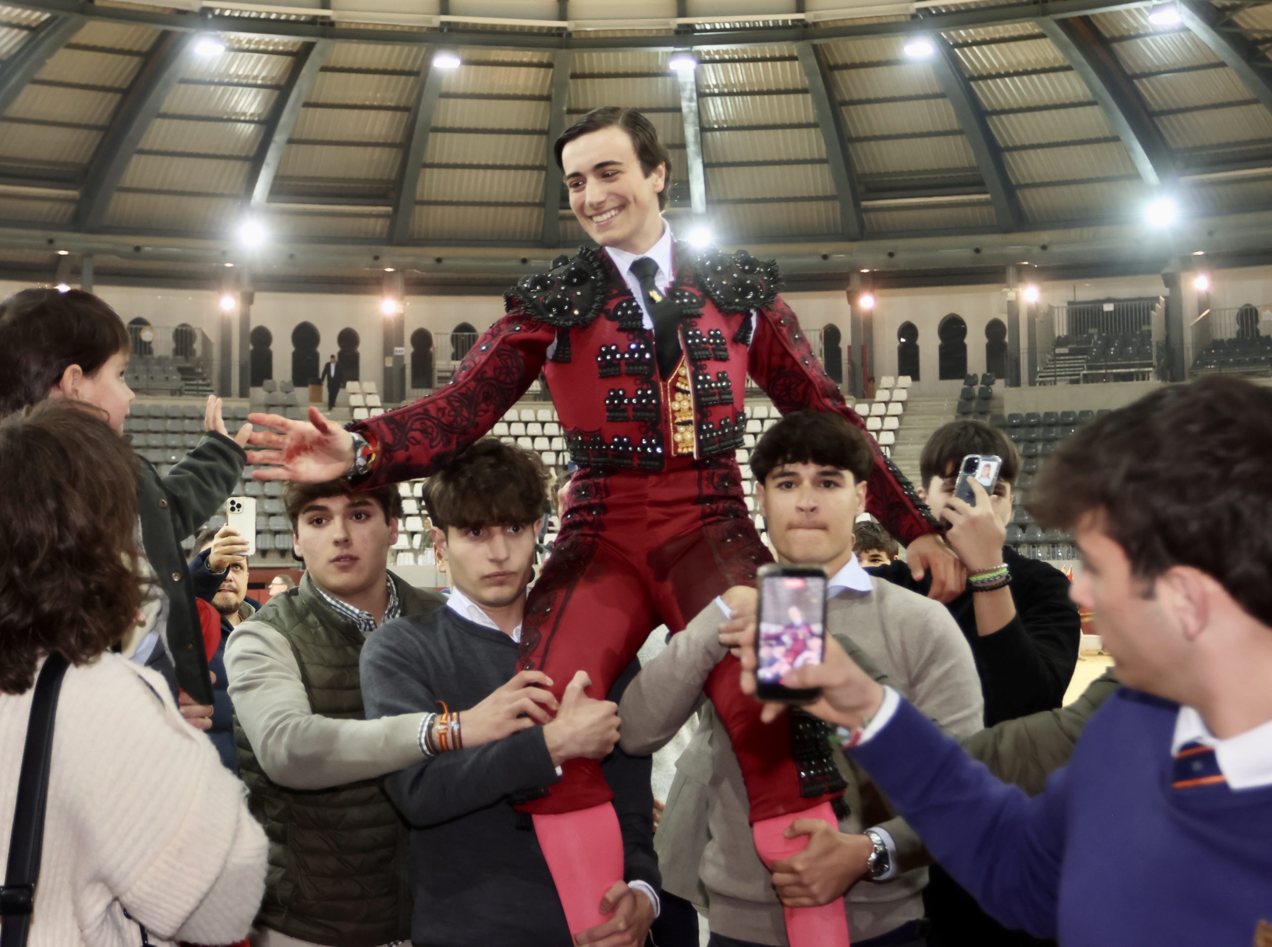 Villalón aprovecha su debut y sale a hombros en Villena