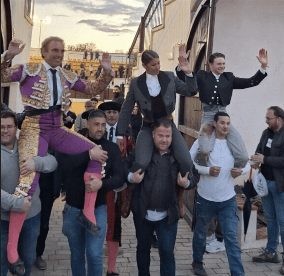 Todos a hombros en la corrida de toros mixta en Laujar de Andarax