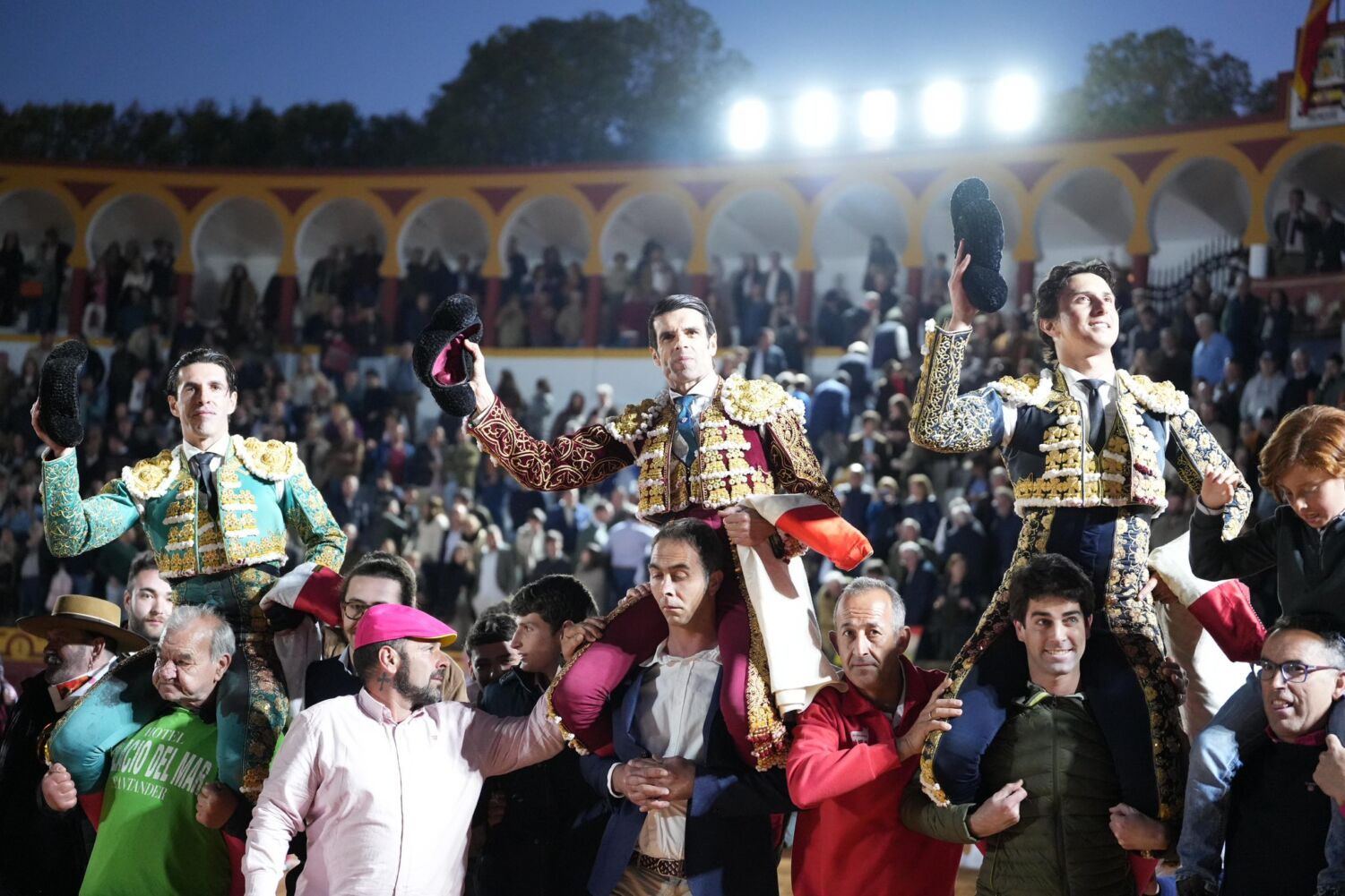 Talavante, Emilio de Justo y Roca Rey imponen su toreo en el cierre de Olivenza