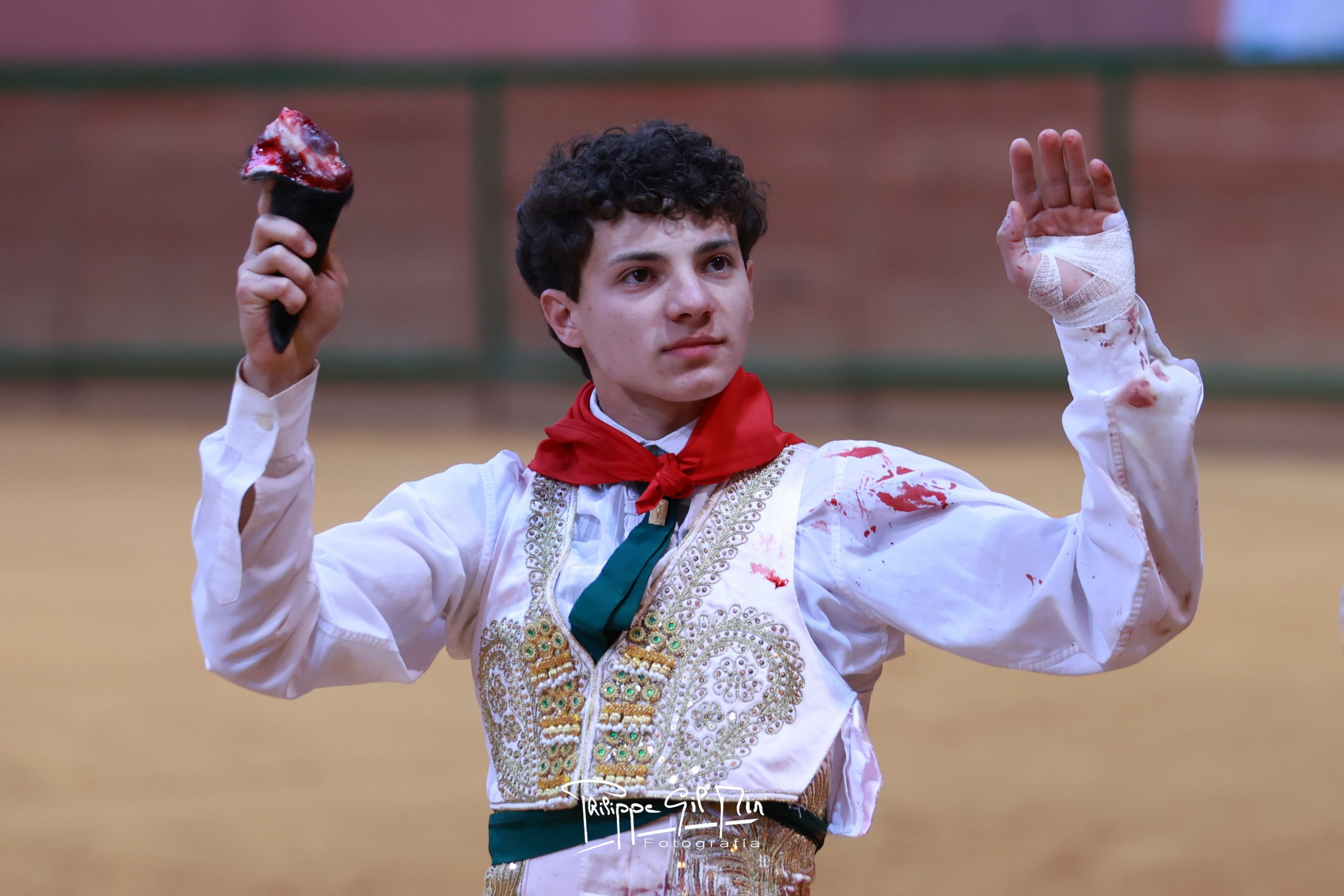 Manuel Domínguez se impone en la final del XXIII Zapato de Plata con una oreja