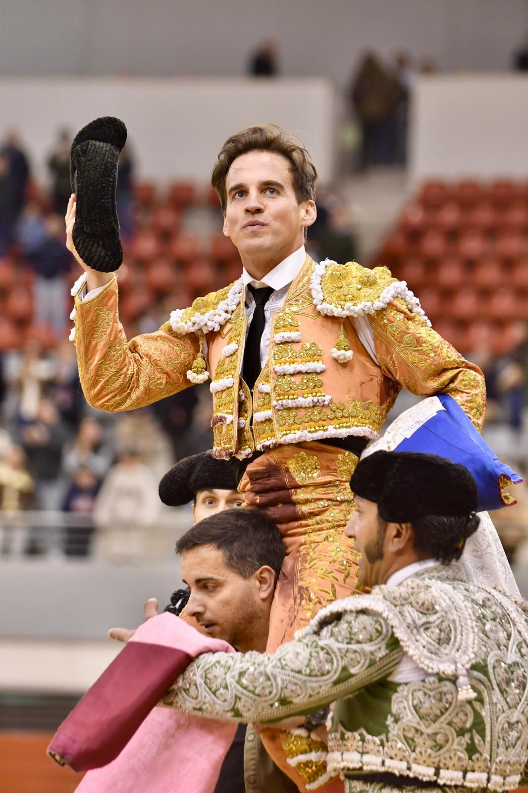 Gonzalo Caballero borda el toreo en una tarde de máxima expectación en Las Rozas