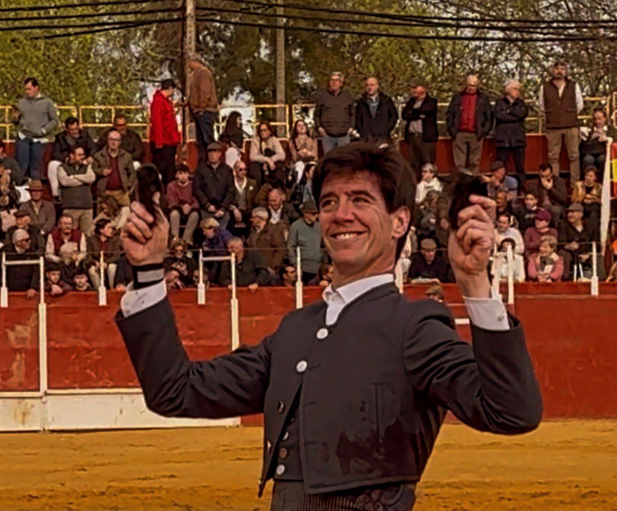 Lora del Río vibra en una tarde de triunfos, y un novillo de Miura de vuelta al ruedo