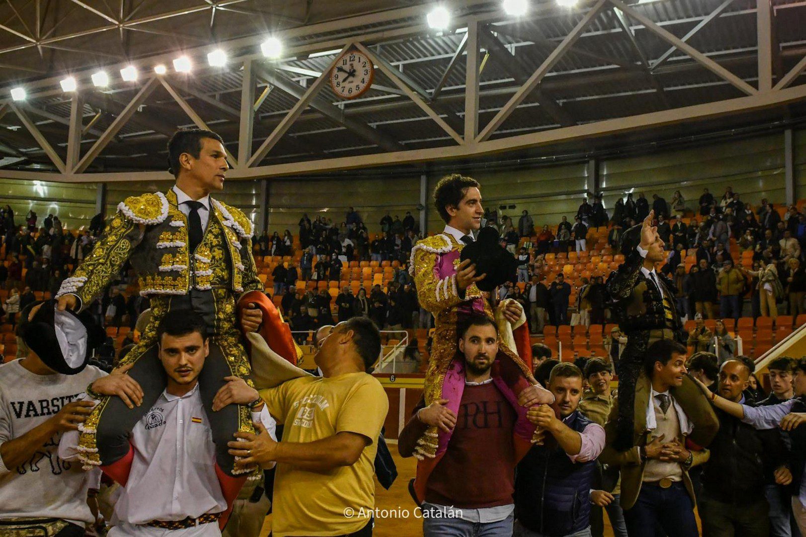 Víctor Hernández y Juan Ortega imponen su toreo y conquistan la Puerta Grande de Illescas