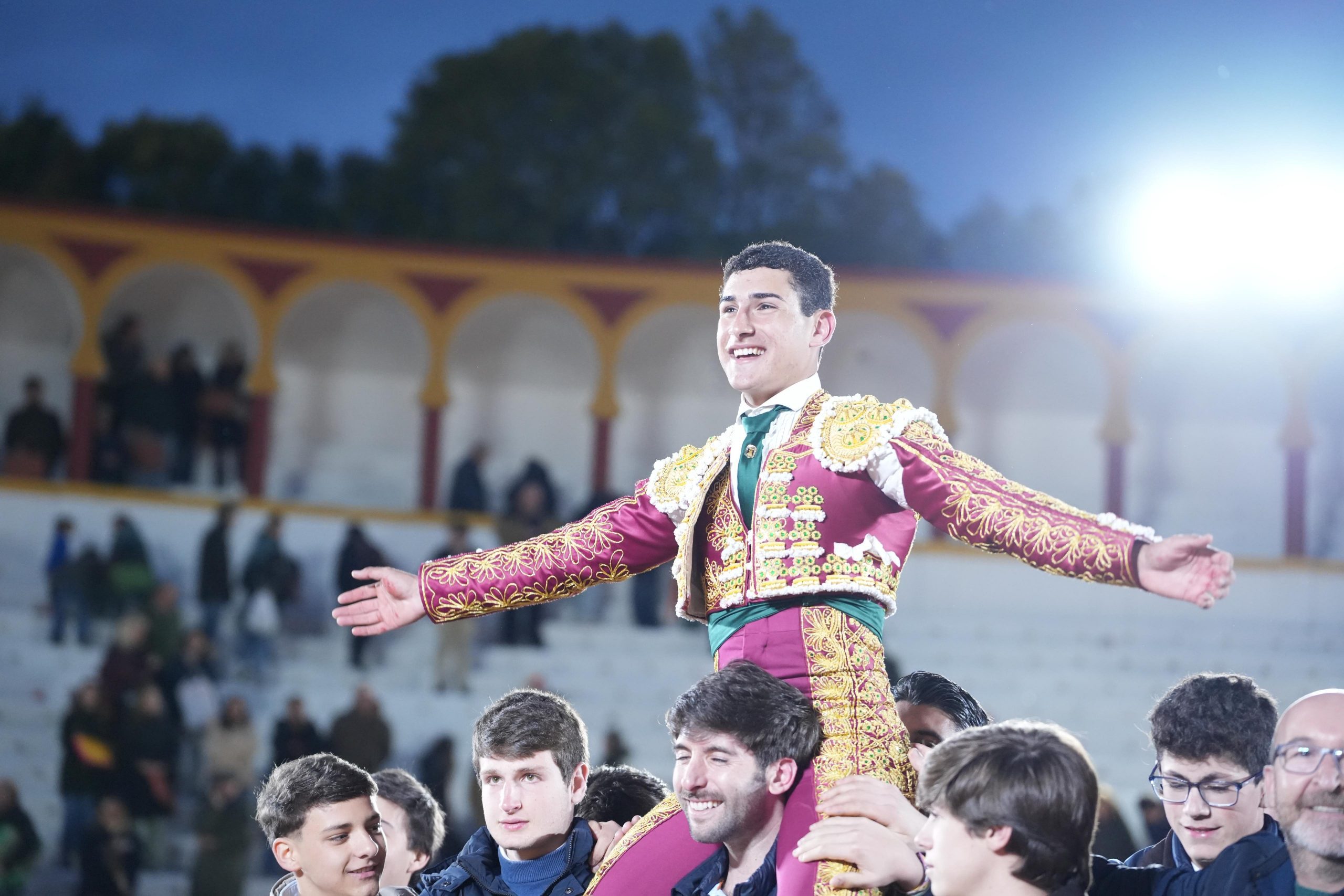 David Gutiérrez impacta en su debut con picadores y abre la Puerta Grande en Olivenza