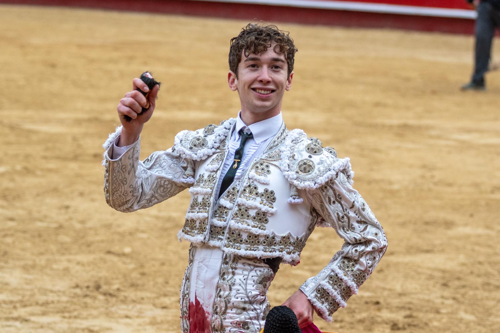 Israel  Guirao corta el único apéndice en la apertura de las Fallas