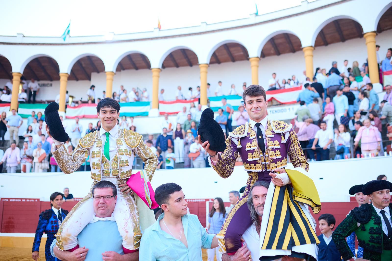 Víctor Barroso y Dennis Martín a hombros en Aracena 