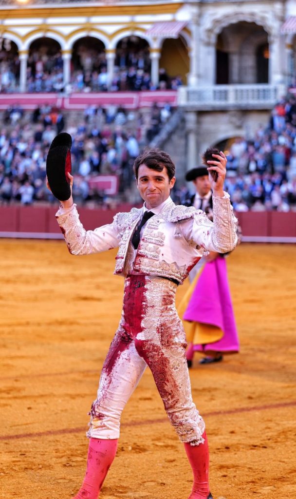 “Escogeperro” y Rafa Serna salvan la tarde en Sevilla