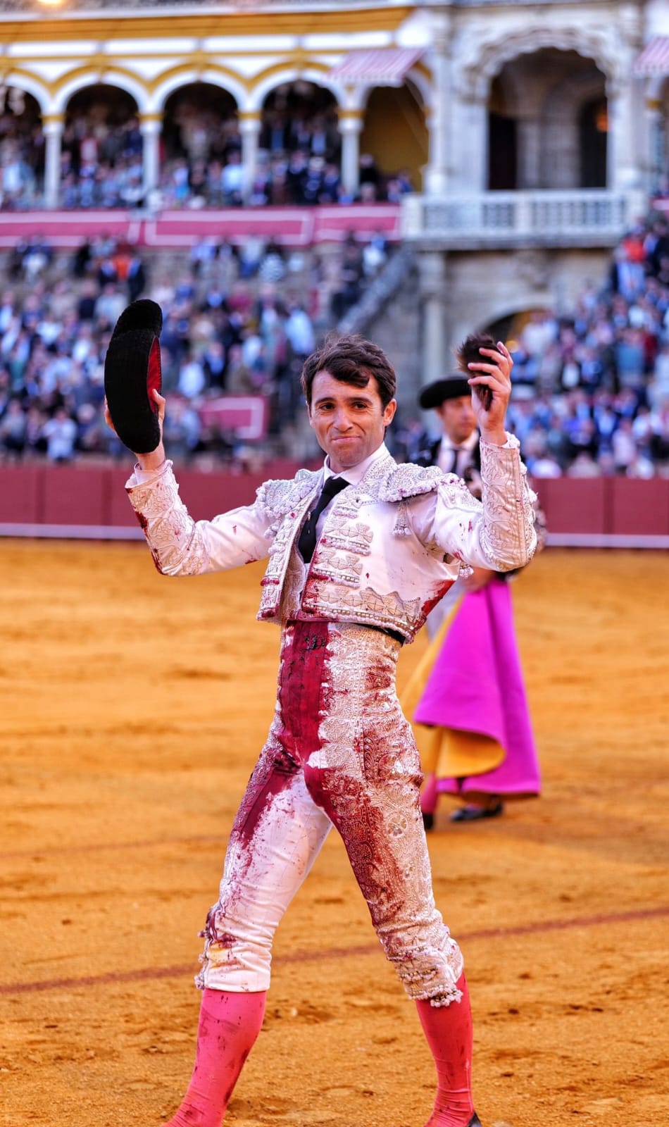“Escogeperro” y Rafa Serna salvan la tarde en Sevilla