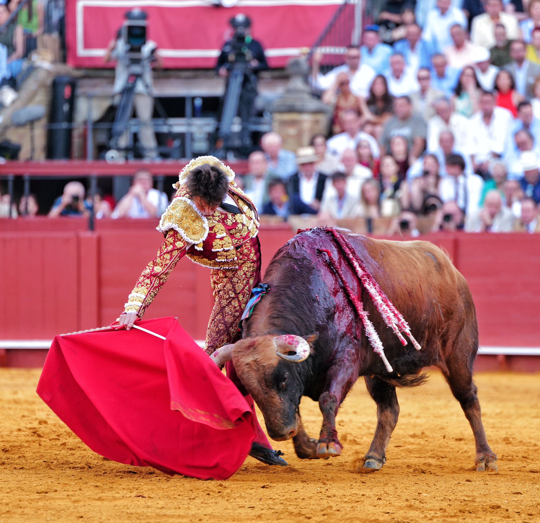 Roca Rey impone su ley en una tarde sin opciones y Aguado pierde premio tras una faena de fondo en Sevilla