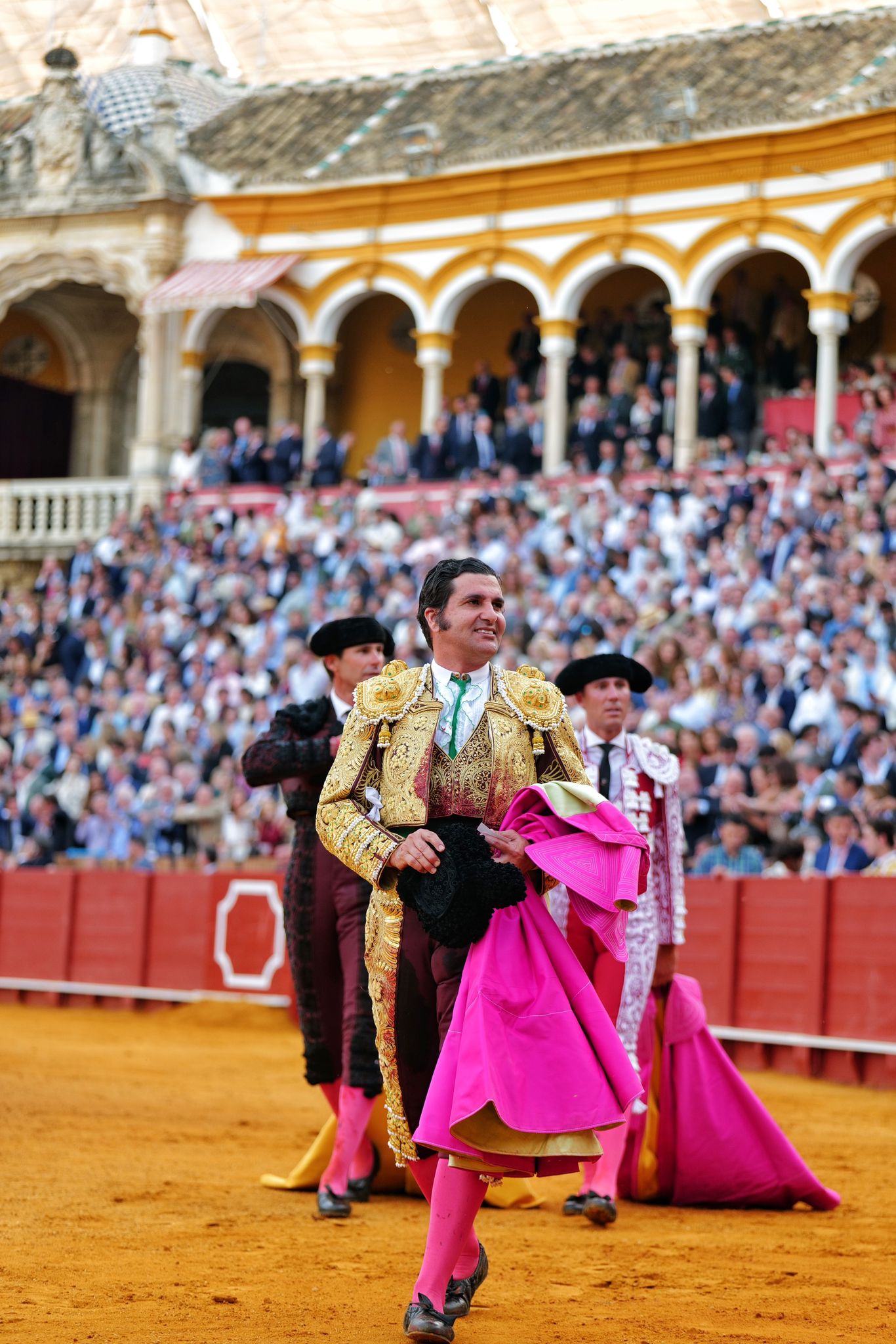 Morante enardece Sevilla sin premio y Víctor Hernández corta la única oreja