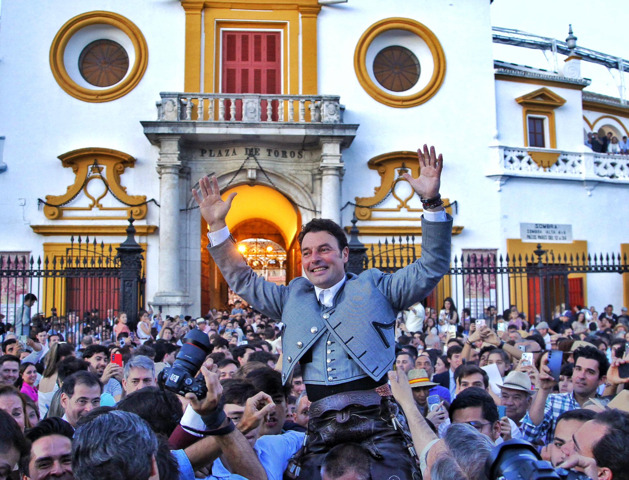 Andy Cartagena abre la Puerta del Príncipe en una tarde de maestría y entrega