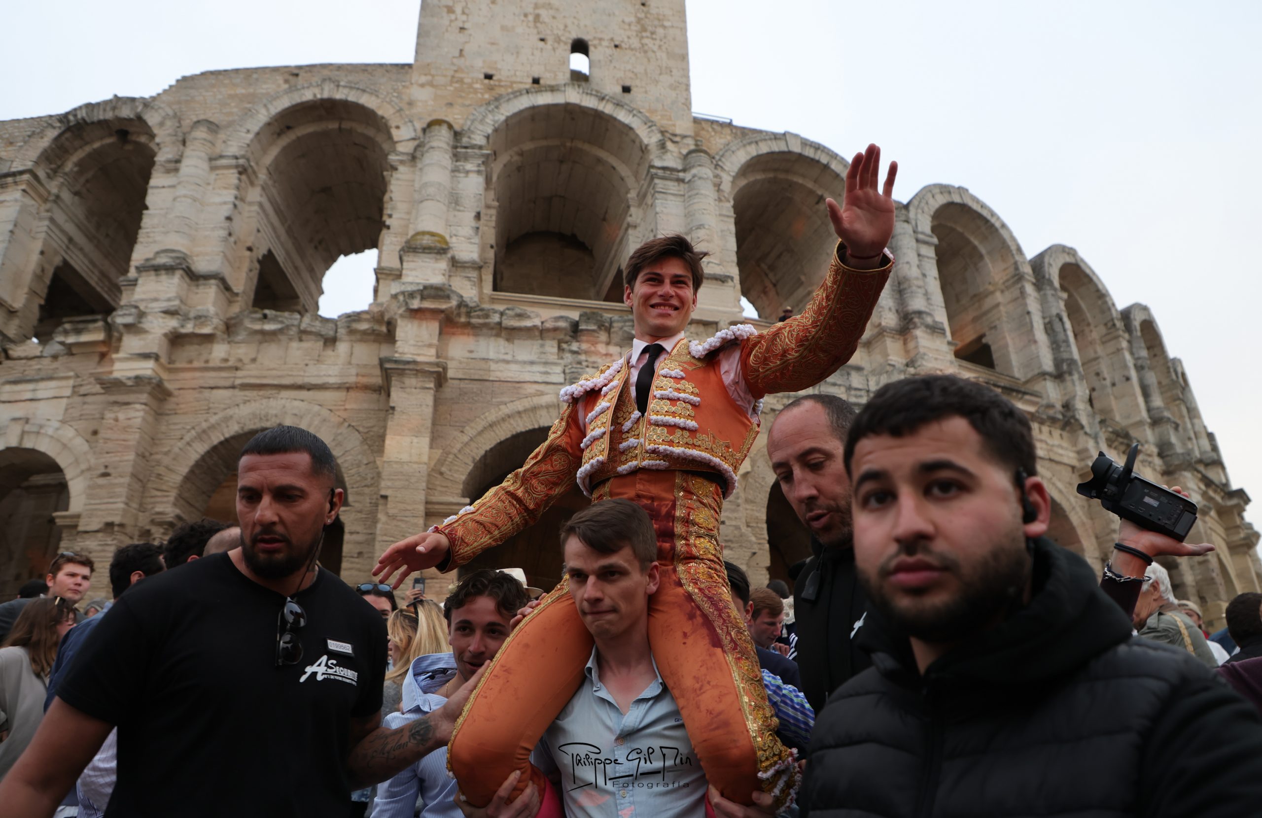 El Rafi marca la diferencia en Arles con una faena rotunda al sexto