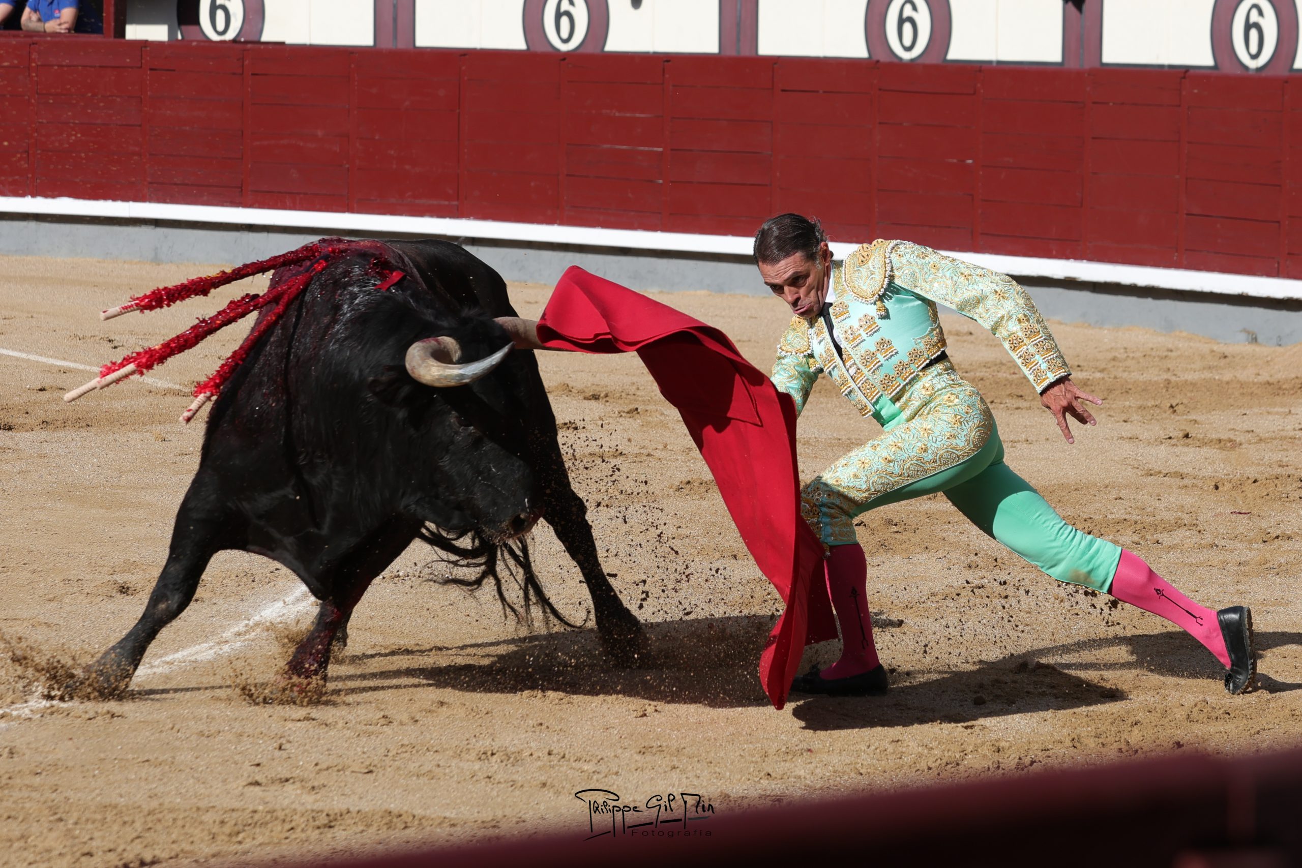 Sánchez Vara con oficio y entrega en una tarde de desigual juego ganadero