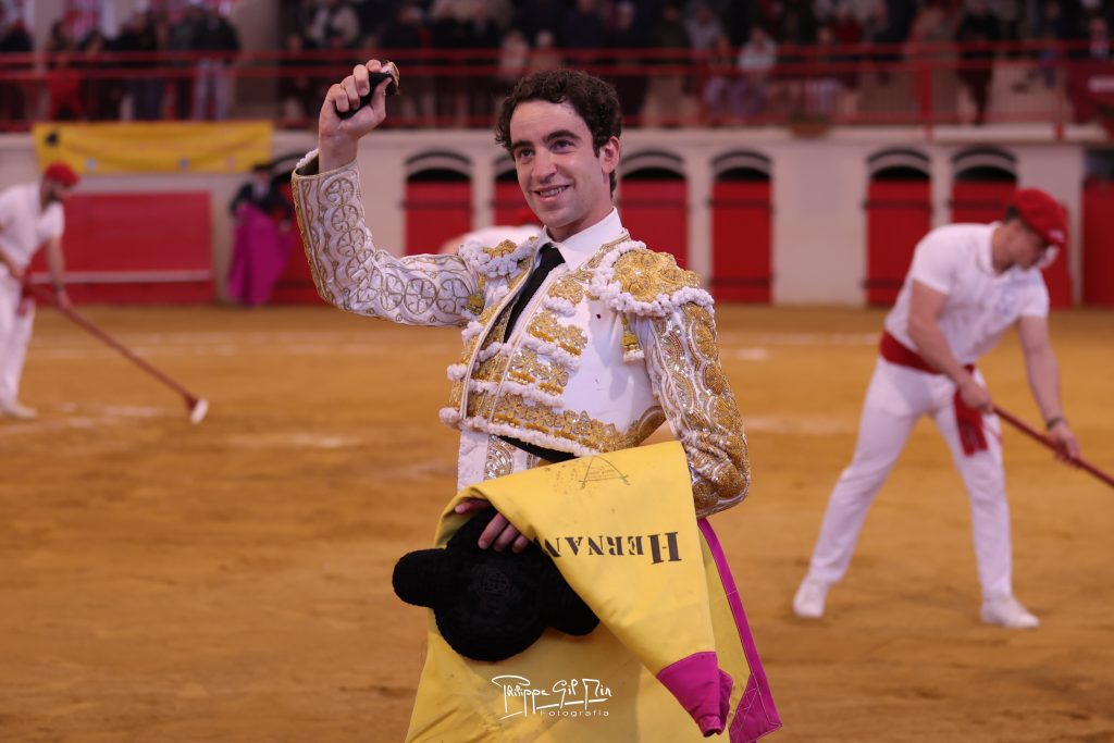 Víctor Hernández y Crespo destacan en Gamarde en una tarde de entrega ante un encierro exigente