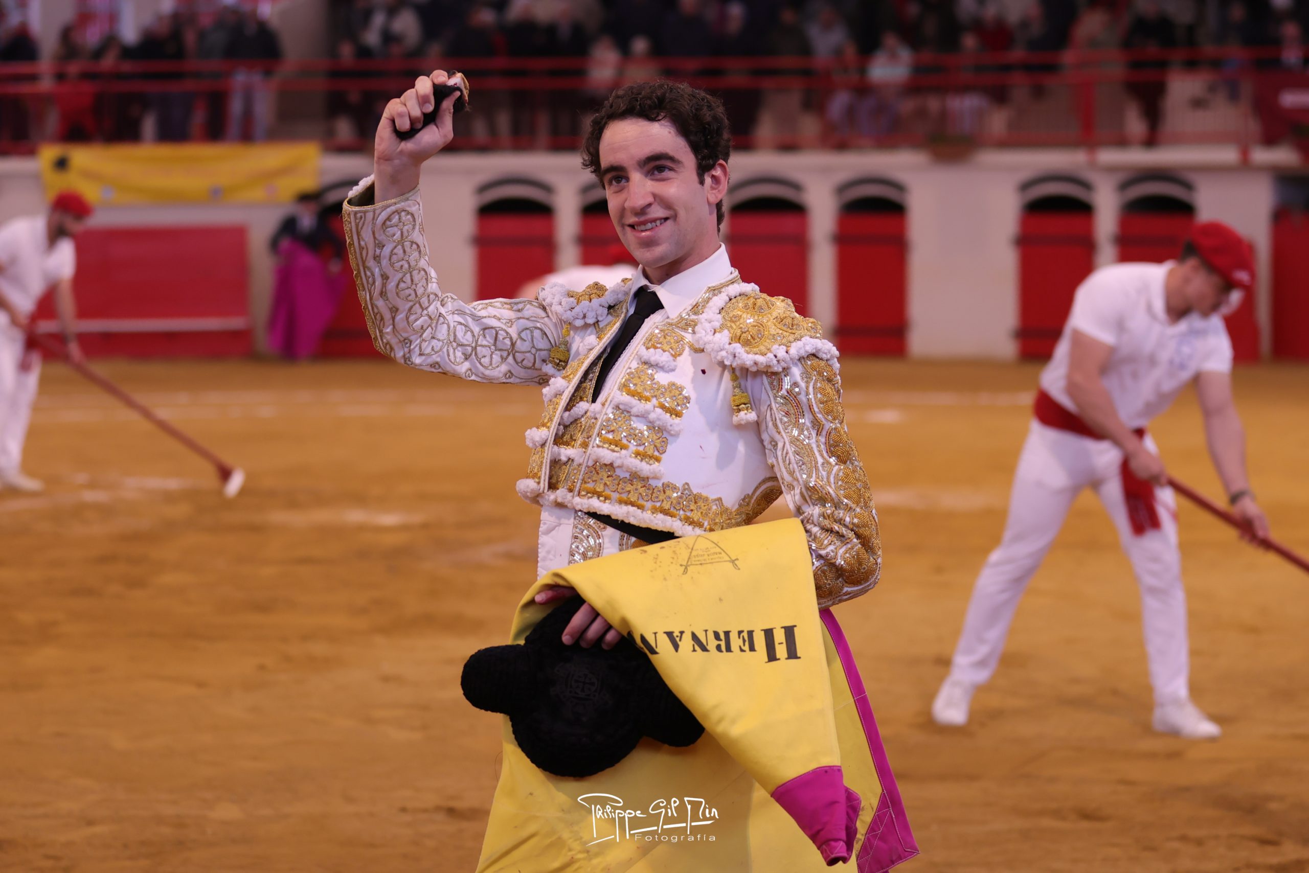 Víctor Hernández y Crespo destacan en Gamarde en una tarde de entrega ante un encierro exigente